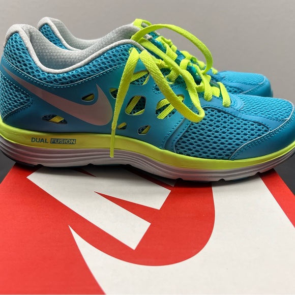 Women’s Nike Tennis shoes - Size: 6 - Worn one time/ Like new - Picture 4 of 6